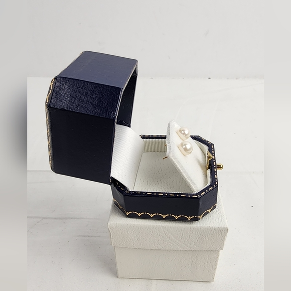 ❤️ NIB LANDS END SMALL PEARL EARINGS ❤️ - Picture 2 of 6